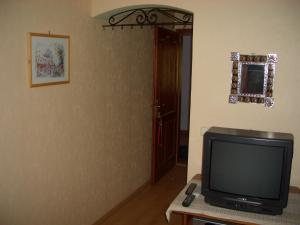 A television and/or entertainment centre at Bundi Vendégház
