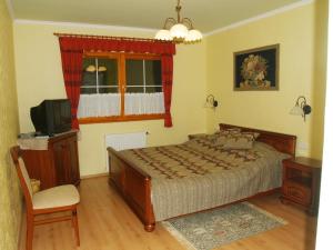 A bed or beds in a room at Bundi Vendégház