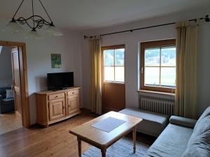 een woonkamer met een bank en een tafel bij Dachberghof in Sankt Andrä
