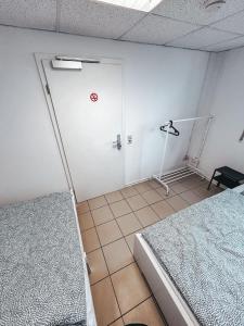 una habitación vacía con una cama y una puerta en Pinova, en Karlsruhe