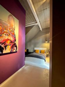 um quarto com uma cama e um quadro na parede em Guestroom by "FARBGESTALT" em Sarstedt