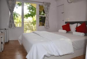 Кровать или кровати в номере Mauli village by Joy Suites
