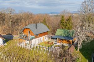 una vista aérea de una casa con patio en Luxury Vineyard Retreat Matej - Happy Rentals, en Trebnje