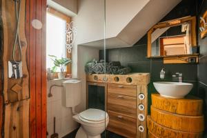 łazienka z toaletą i umywalką w obiekcie Luxury Vineyard Retreat Matej - Happy Rentals w mieście Trebnje