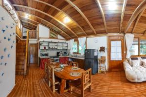 una cocina y comedor con una mesa en una casa en La Casa en el Aire Mindo en Mindo