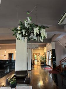 a lobby with a large chandelier with white flowers at Hotel Vesta Centrum Konferencyjno Wypoczynkowe in Jeleśnia