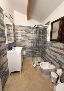 a bathroom with a sink and a shower and a toilet at Villa Iole in Casale Azara
