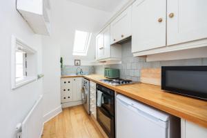 Dapur atau dapur kecil di Stylish Apartment in Putney