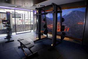 een fitnessruimte met uitzicht op een berg bij Yomo Mola Park in Andorra la Vella