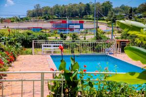 een zwembad in het midden van een stad bij Kigali Village Suites in Kigali