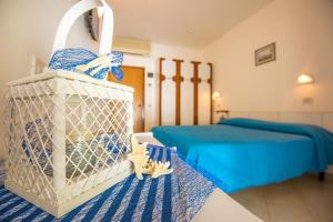 een slaapkamer met 2 bedden en een blauw bed bij HOTEL NOVECENTO in Cattolica