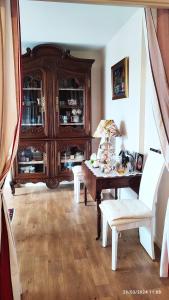 瑟堡昂科唐坦的住宿－Chambre Rafaël chez particulier，一间带桌子和木柜的用餐室