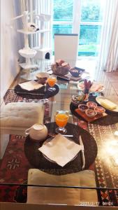 瑟堡昂科唐坦的住宿－Chambre Rafaël chez particulier，客厅配有餐桌和食物