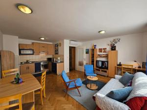 Apartment Irena Tour As Ljubljana في ليوبليانا: غرفة معيشة ومطبخ مع أريكة وطاولة