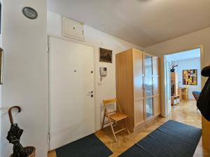 Habitación con pasillo con puerta y silla en Apartment Irena Tour As Ljubljana, en Liubliana