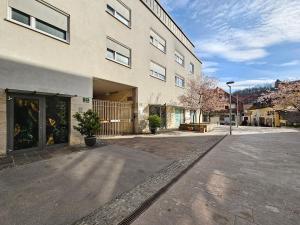 eine leere Straße vor einem Gebäude in der Unterkunft Apartment Irena Tour As Ljubljana in Ljubljana