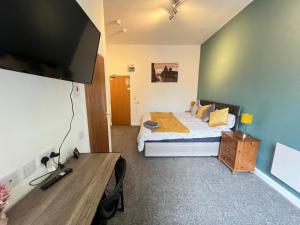 Ліжко або ліжка в номері Coventry station Deluxe studio