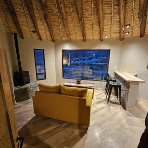 普爾馬馬卡的住宿－Cabañas Bodega Kindgard，客厅配有沙发和桌子