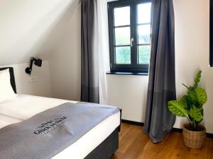 Schlafzimmer mit einem Bett und einem Fenster in der Unterkunft Glück in Sicht in Glücksburg
