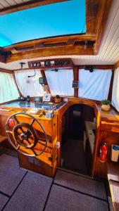 uma vista para o interior de um barco em PIAM - Boat House em Faro