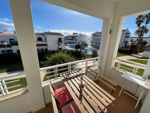 un porche con un banco en el balcón en ALGAIARENS Apto con piscina y junto a la playa, en Cala en Blanes