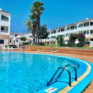 una gran piscina en un hotel en ALGAIARENS Apto con piscina y junto a la playa, en Cala en Blanes