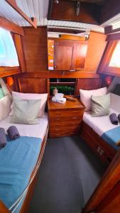 een kleine kamer met 2 bedden in een boot bij PIAM - Boat House in Faro