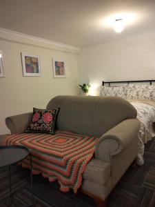 sala de estar con sofá y cama en Koloona, en Wollongong
