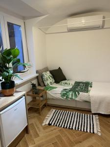 Habitación pequeña con cama y ventana en GG art apartments III, en Liubliana