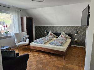 ein Schlafzimmer mit einem Bett mit Kissen darauf in der Unterkunft Schorn³ Appartements in Zell an der Mosel