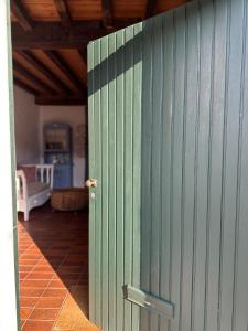 Una puerta verde en una habitación con sala de estar. en Maries Stadthaus, en Kalkar