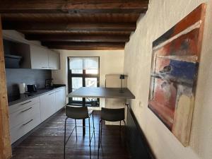 a kitchen with a table and chairs in a room at Maries Stadthaus in Kalkar