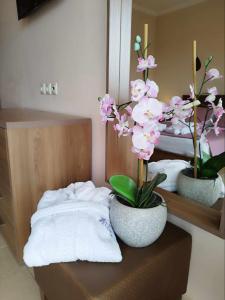 Rúm í herbergi á Orchidea Hotel
