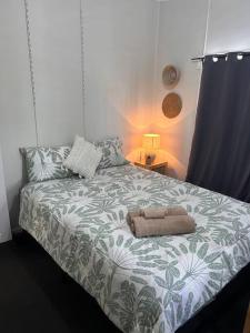 - une chambre avec un lit et un oreiller dans l'établissement Cosy Town House, Sleeps 8 people, à Mount Isa