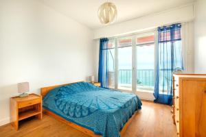 ein Schlafzimmer mit einem Bett und einem großen Fenster in der Unterkunft Angelina -fr005 in Cagnes-sur-Mer