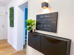 a chalkboard sign on a wall in a hallway at NEU! UPPER ROOM: Apartment im Zentrum mit kostenfreiem Parkplatz in Neustadt an der Weinstraße