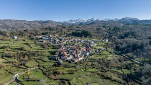 eine Luftaufnahme eines Dorfes in den Bergen in der Unterkunft CASA DO EIRÓ in Lobios