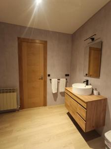 La salle de bains est pourvue d'un lavabo et d'un miroir. dans l'établissement Casa Alda, à Cabezuela