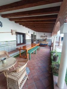 une terrasse avec une table de ping-pong et des chaises dans l'établissement Casa Alda, à Cabezuela