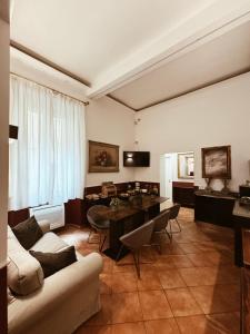 uma sala de estar com um sofá e uma mesa em Residenza Sciarra B&B em Roma
