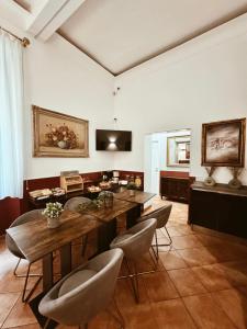 uma grande sala de estar com mesa e cadeiras em Residenza Sciarra B&B em Roma