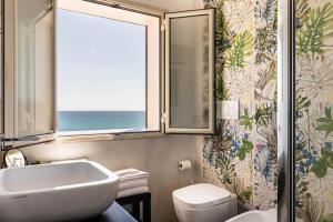 アヴォラにあるB&B La terrazza sul mareのバスルーム(洗面台、窓付)