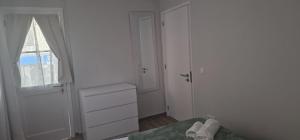 Postel nebo postele na pokoji v ubytování Machico Heart Suites