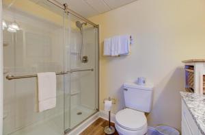 Bilik mandi di 1110 Lake Lure By The Sea by Atlantic Towers