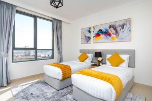 Postel nebo postele na pokoji v ubytování Ultimate Stay / 7 people / Spacious / Dubai Creek with Marina Views
