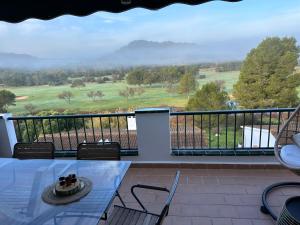 d'un balcon avec une table et des chaises et une vue. dans l'établissement FLAT Surrounded by Nature WIFI & Pool & beach Nearby, à Son Parc