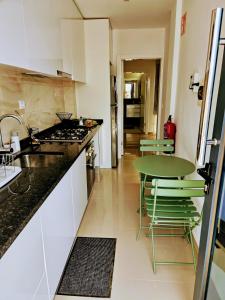 Kingfisher 2A and Seagull 4A Plateau Apartments on Rua Pedonal Praia Cape Verde的厨房或小厨房