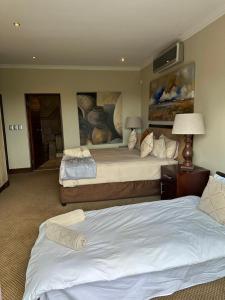 Elements golf reserve في بيلا بيلا: غرفة نوم بسريرين ولوحة على الحائط
