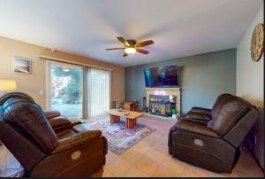 een woonkamer met 2 stoelen en een flatscreen-tv bij Cozy Home Elk Grove Sac SkyRiver Casino in Elk Grove