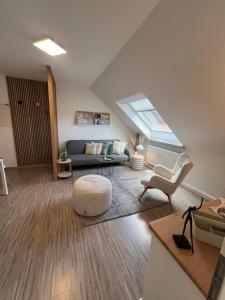 un soggiorno con un divano e una finestra di Nordic Charme by B&B a Bad Gandersheim